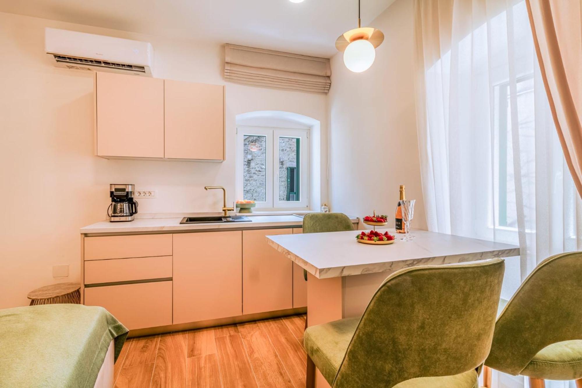 Luxury 2 Bedroom-2 Bathroom Apartment & Studio App With Rooftop Terrace Split Buitenkant foto