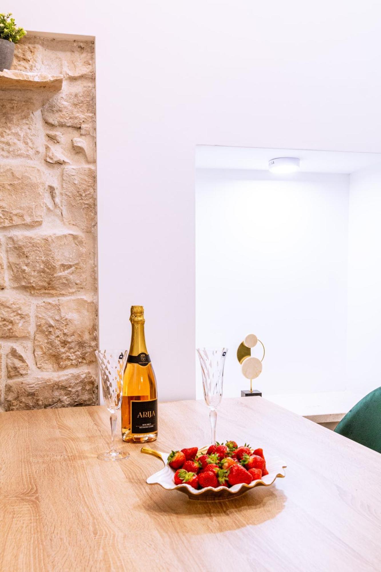 Luxury 2 Bedroom-2 Bathroom Apartment & Studio App With Rooftop Terrace Split Kamer foto